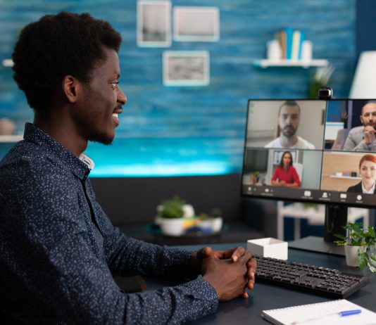 Na foto, um homem na frente de um computador em uma videochamada. Marketing para empresas: oficina gratuita está com inscrições abertas em Bauru