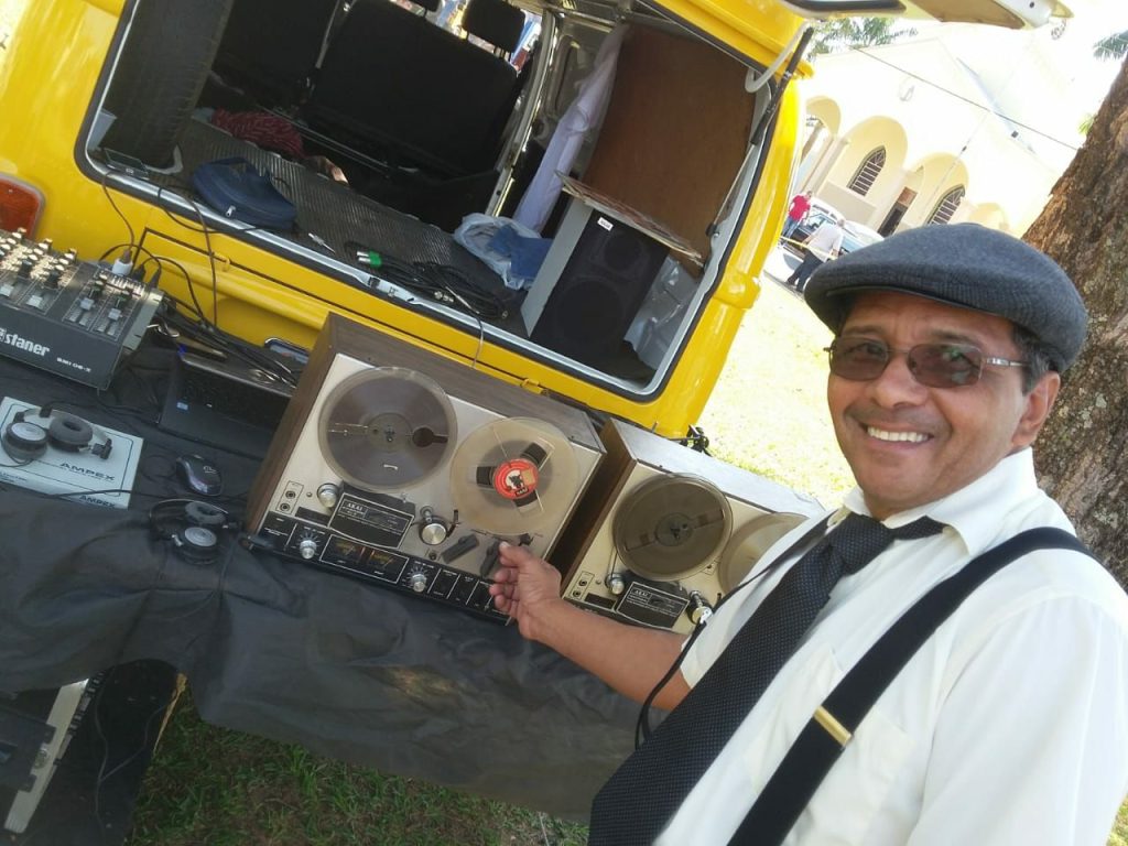 Morador de Bauru preserva história do rádio por meio de relíquias e equipamentos raros