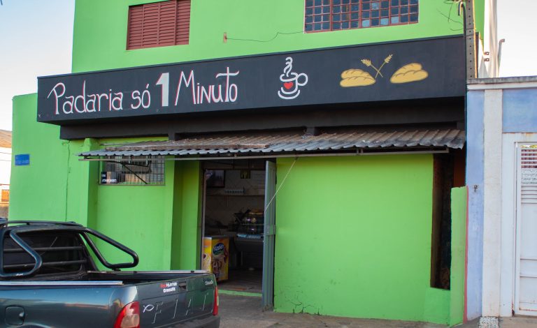 Só 1 minuto: Comerciante cria nome inusitado de padaria e faz sucesso em São Manuel