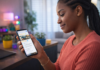 O que significa estar validado digitalmente na sua cidade? Pessoa brasileira analisando avaliações e informações de uma empresa no smartphone em ambiente moderno e iluminado naturalmente.